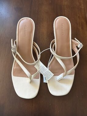 Old Navy Brand Womens Size 8.5 Cream Color Strappy Sandals - New With Tags